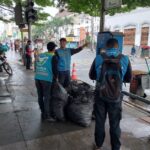 Petugas Kebersihan Kota Bandung Bereskan Sisa Sampah Malam Tahun Baru