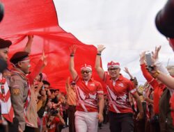 5 TAHUN JABAR JUARA  Festival Merah Putih, Ridwan Kamil Gabung Mengarak Bendera