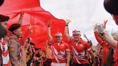 5 TAHUN JABAR JUARA  Festival Merah Putih, Ridwan Kamil Gabung Mengarak Bendera