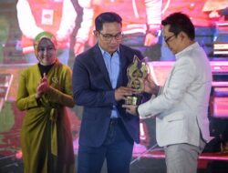 Ridwan Kamil Terima Penghargaan Gubernur Insiator Pasagi dari KPID